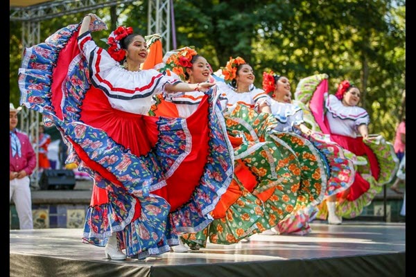 Noche Cultural draws in hundreds for a night of Latino culture and heritage