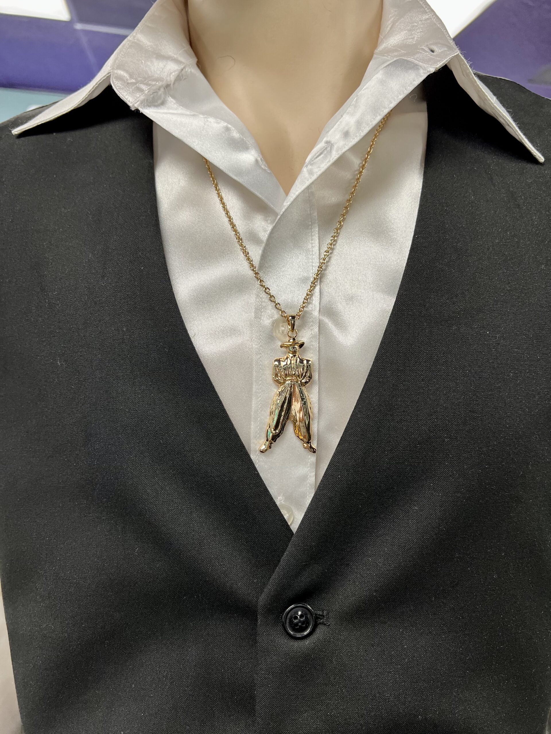 Drake splashes out $1M on a customized heart necklace that has 100 carats |  Daily Mail Online